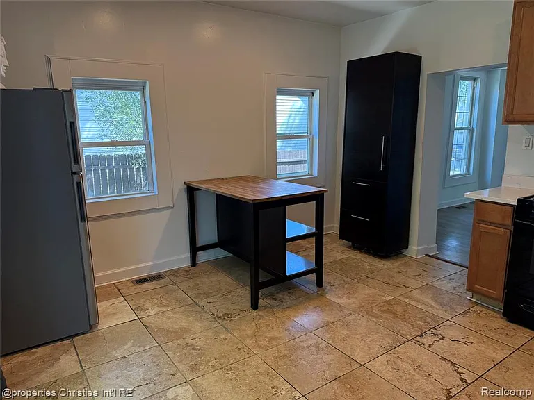225 Fairgrove Ave — Photo 4