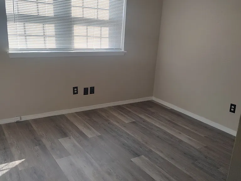 1125 S Sheppard St — Photo 7