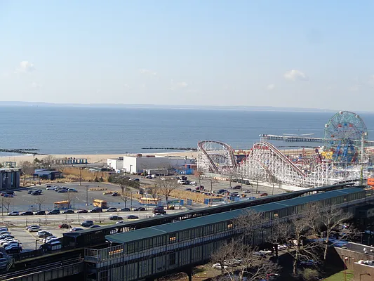 Sold by Thomas Lipovetsky, LREB | media 13