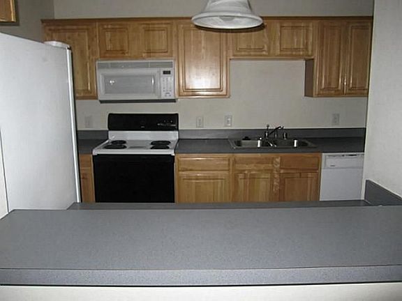 5th image of 924 Lake Dr