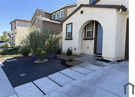 4 bed, 2400 sqft, $3,950 — Photo 4
