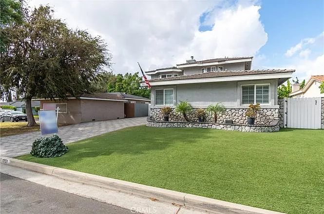 4 bed, 2856 sqft, $5,000 — Photo 2