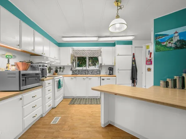 461 N Deerlane Dr, Otis, OR 97368