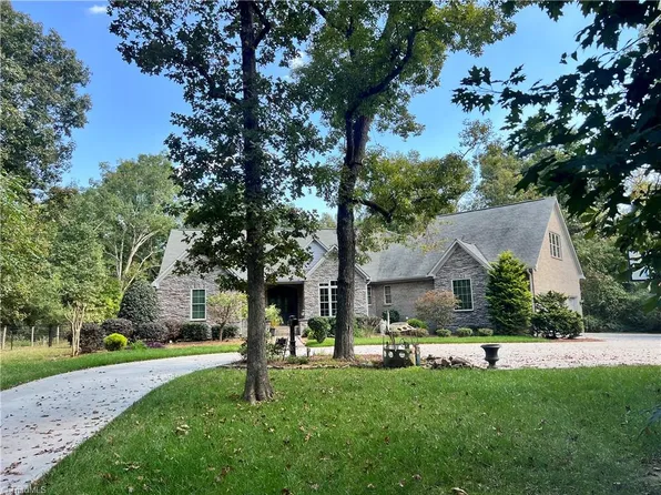 5733 Groometown Rd, High Point, NC 27263