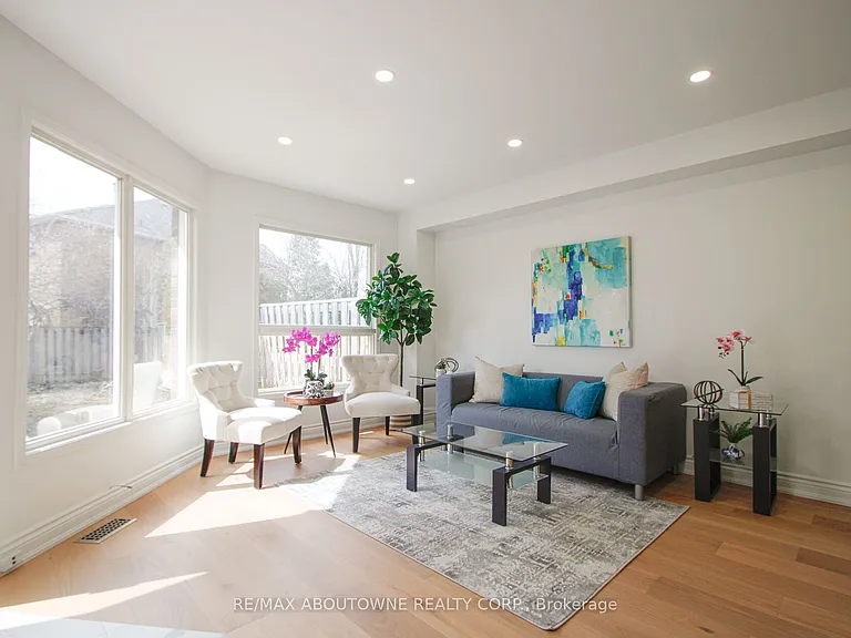 1114 Lindsay Dr — Photo 3