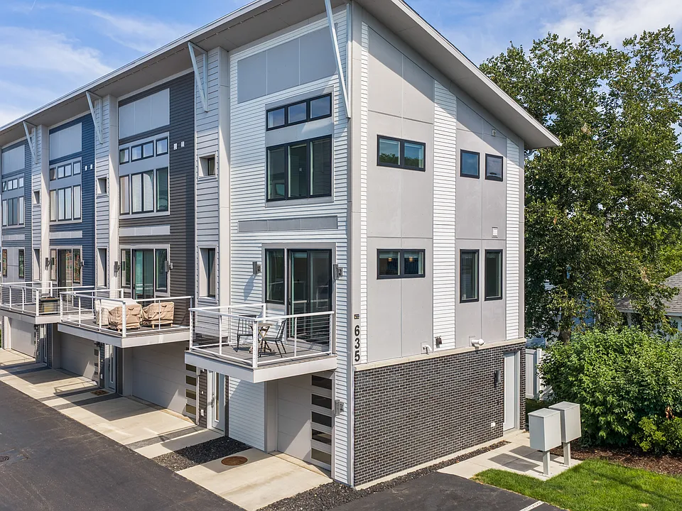 635 Fairview Ave NE #1