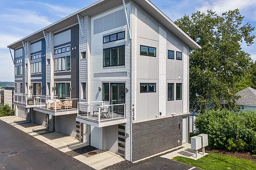 635 Fairview Ave NE #1 Photo 1