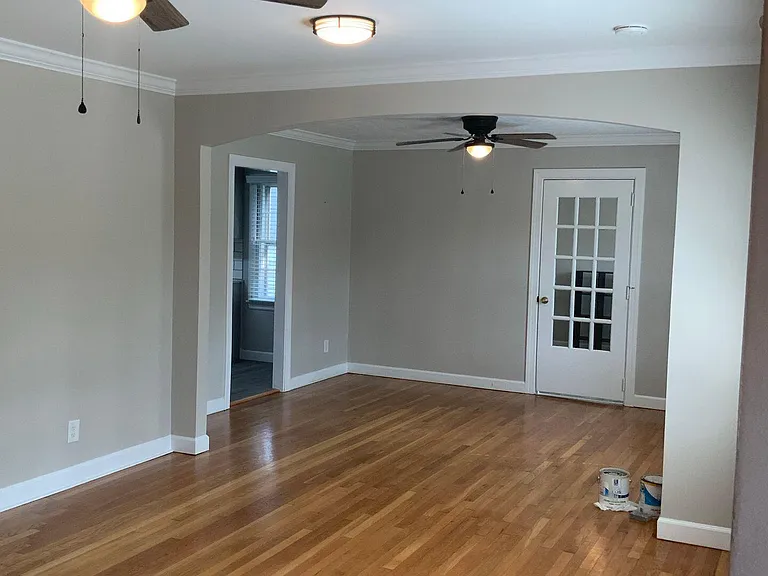 1101 N Poplar St — Photo 2