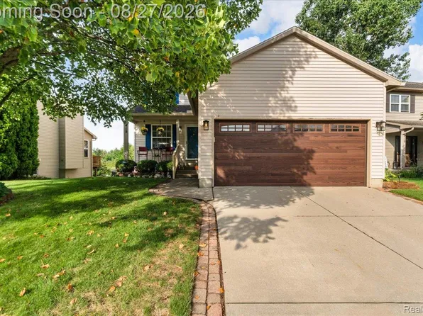 415 Mill Pond Dr, Fenton, MI 48430