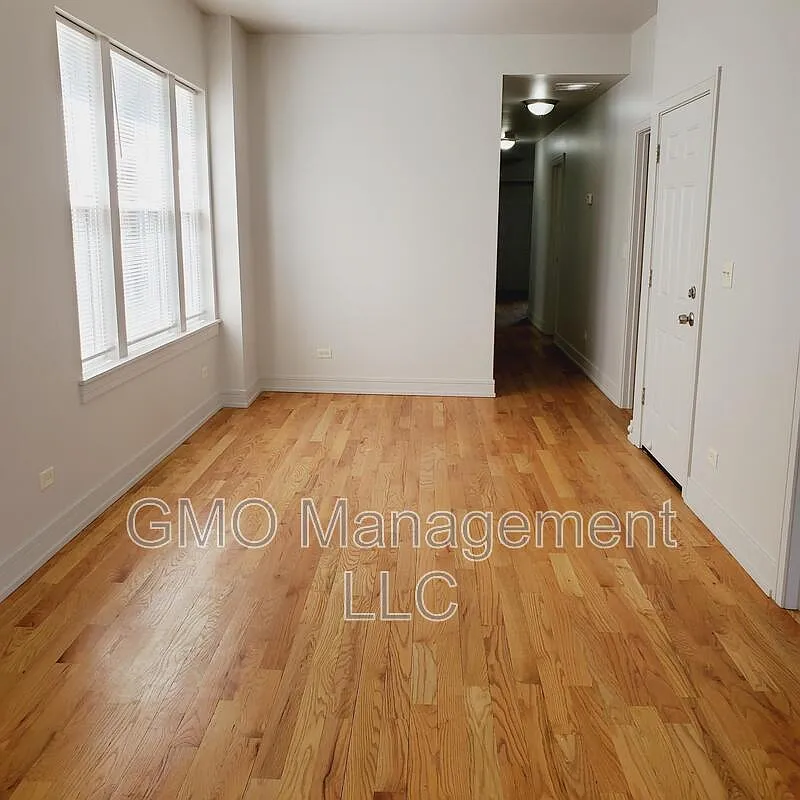 4 bed, 1.0 bath, 1200 sqft, $1,700 — Photo 2
