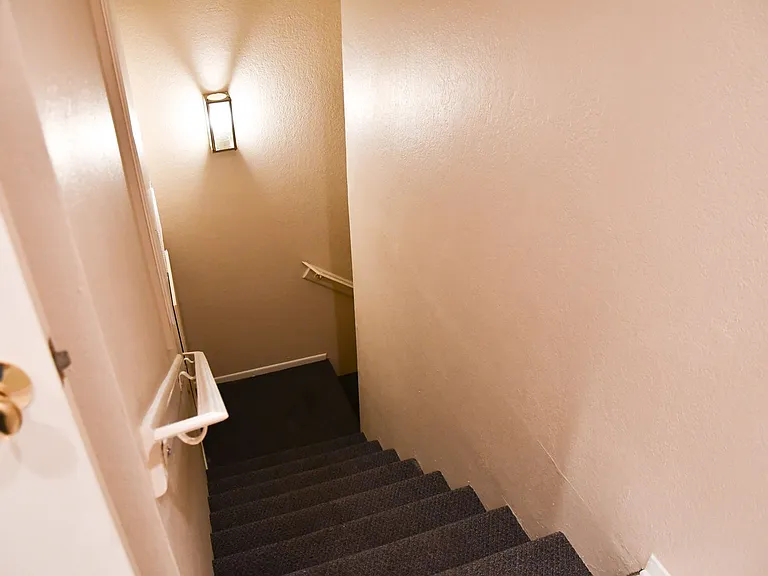 2337 Skyline Dr — Photo 32