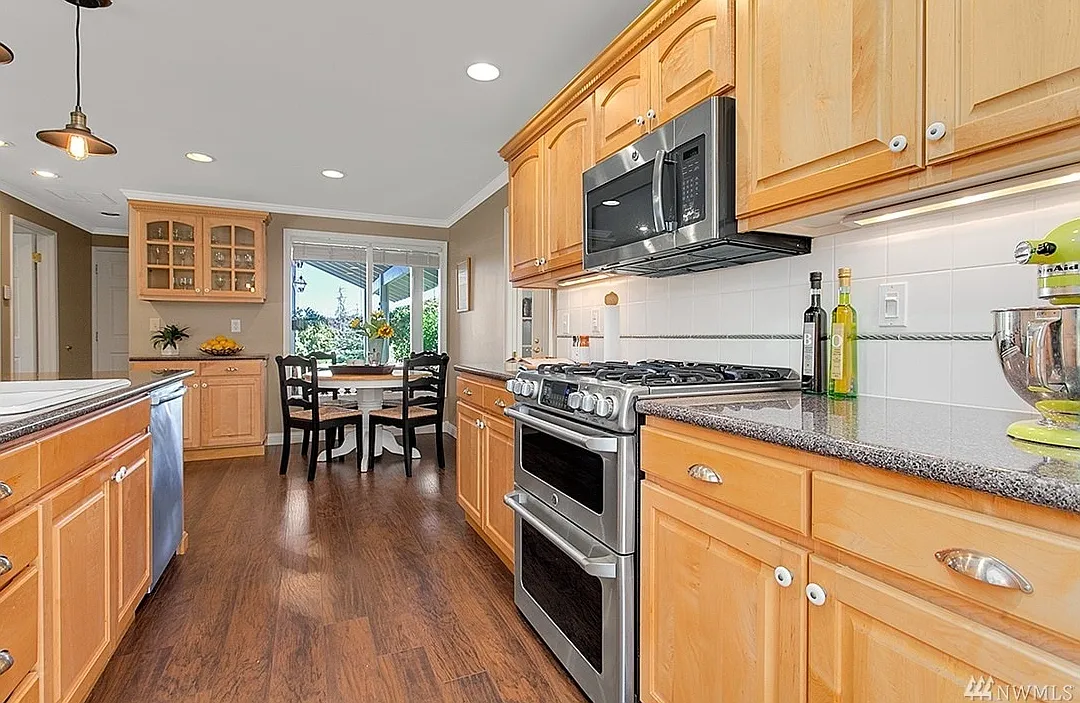 3 bed, 2.5 bath, 1930 sqft, $4,500 — Photo 4