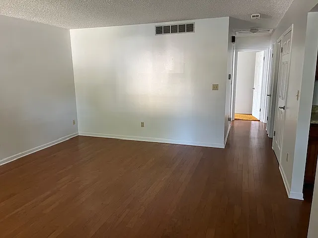 1509 Esther St — Photo 4
