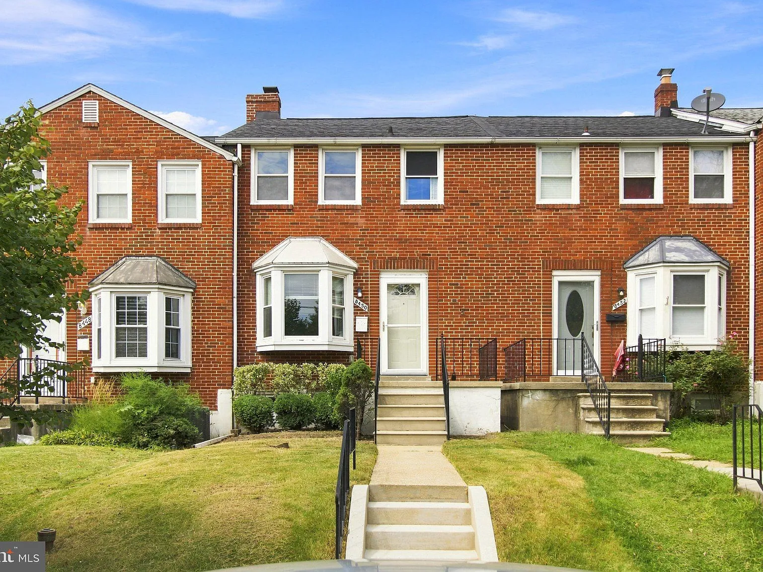 3 bed, 1.5 bath, 1350 sqft, $2,200 — Photo 2