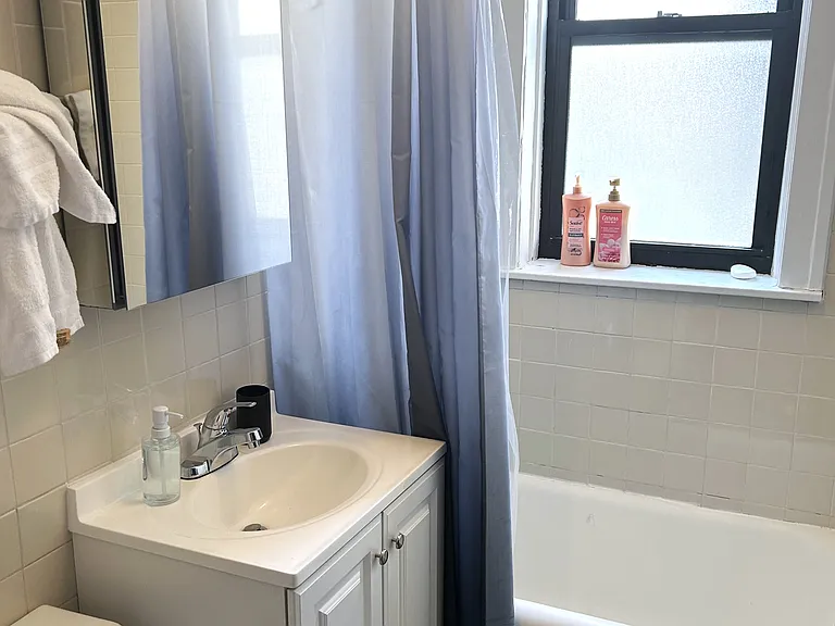 1913 W Larchmont Ave #2A — Photo 6
