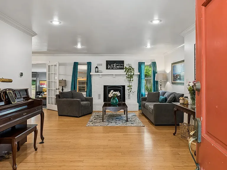 225 London Ln — Photo 3
