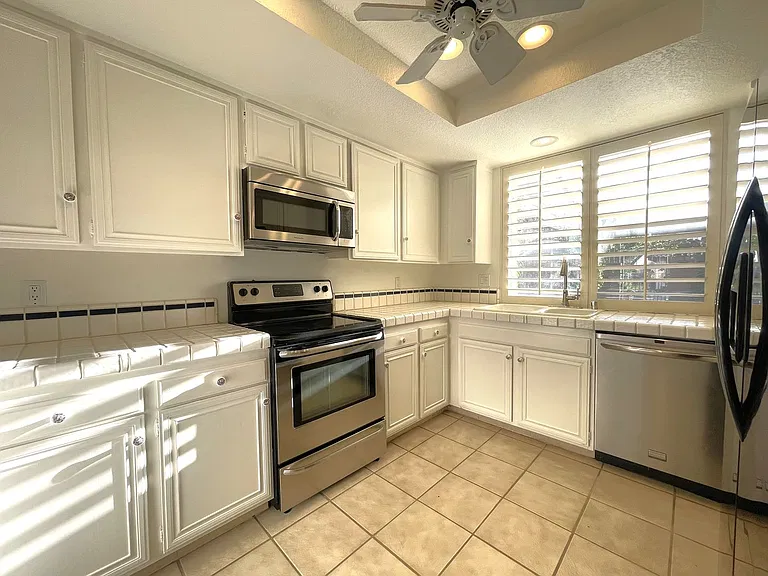 35 Malaga Dr — Photo 6
