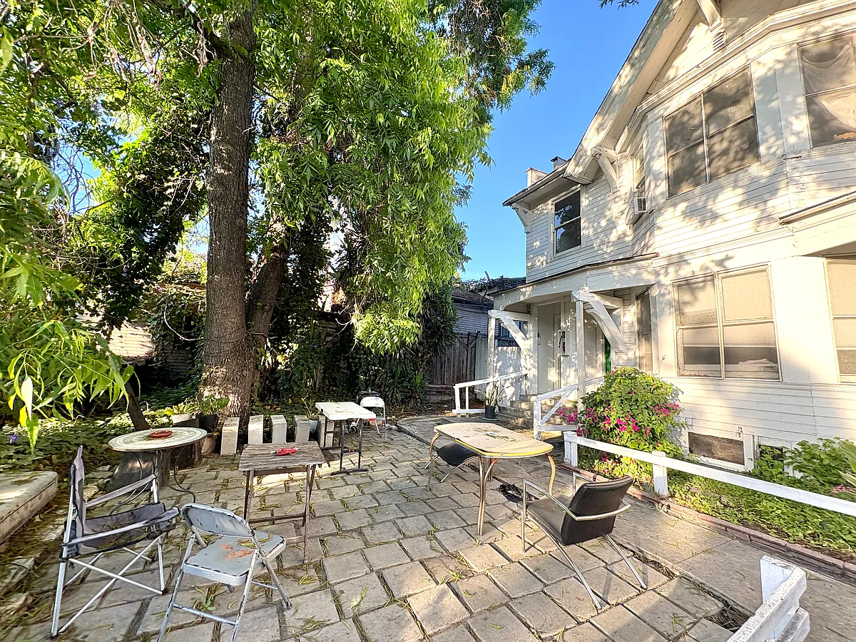 Shared outdoor space - 1432 Glendale Blvd