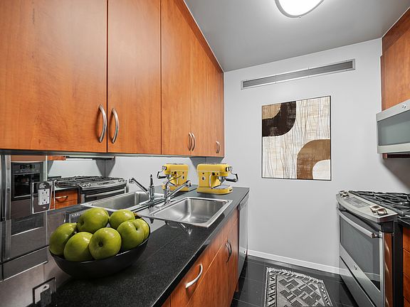 5th image of 420 E 61st St APT 40D