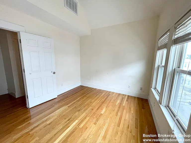 15 Sunset St #3 — Photo 6