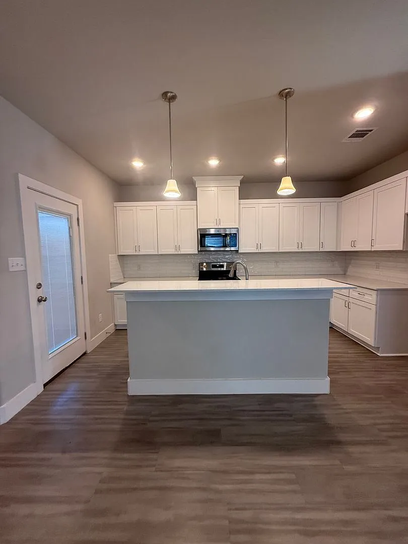 4/2.5/2 Coming Soon! Beautiful Godley Home — Photo 2
