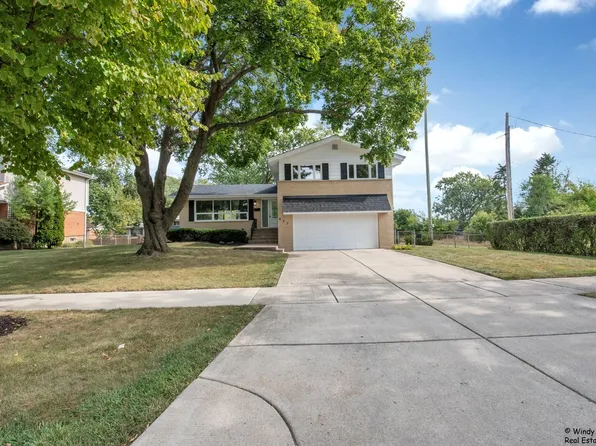 633 S George St, Mount Prospect, IL 60056