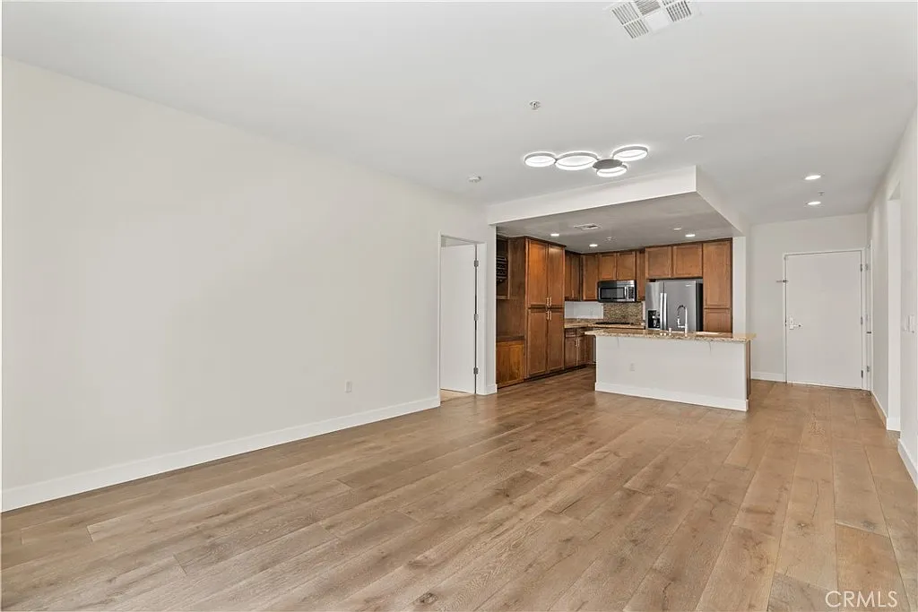 2 bed, 1050 sqft, $3,500 — Photo 3
