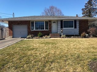 16 Kirby Ln, Commack, NY 11725