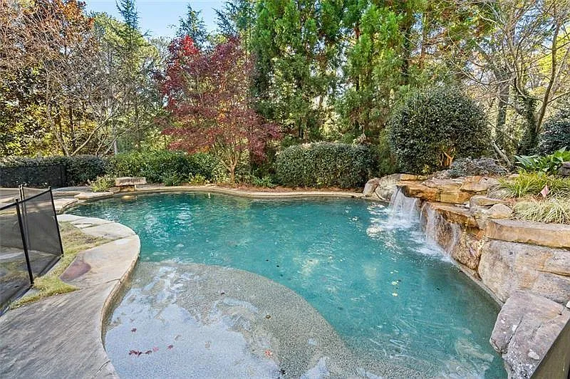 7 bed, 11.0 bath, 7742 sqft, $35,000 — Photo 2