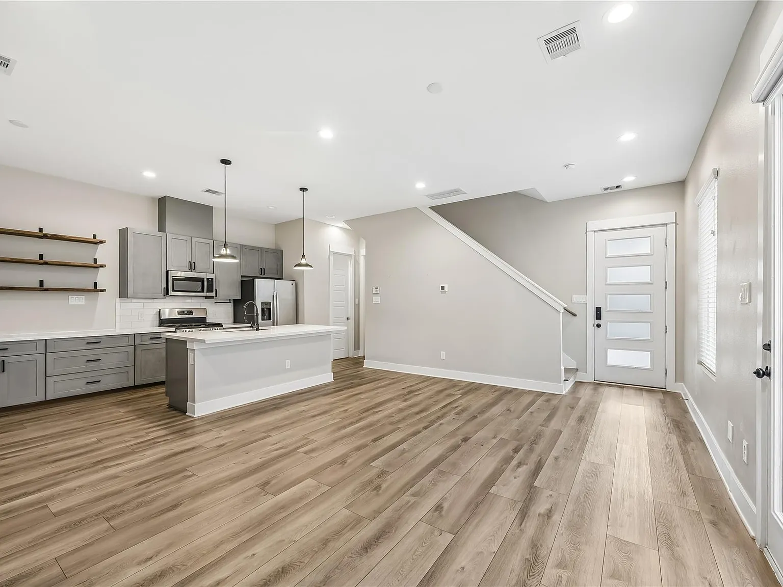 3 bed, 2.5 bath, 1505 sqft, $2,150 — Photo 4