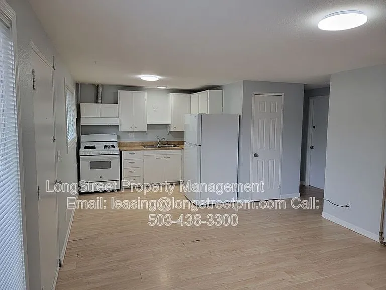 350 SE Lilly Ave #4 — Photo 4