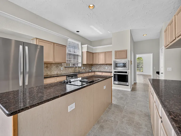 423 Halifax Dr — Photo 8