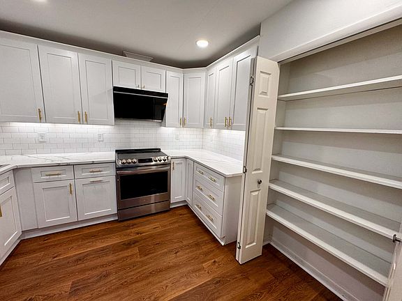 3rd image of 208 Lamplighter Cir
