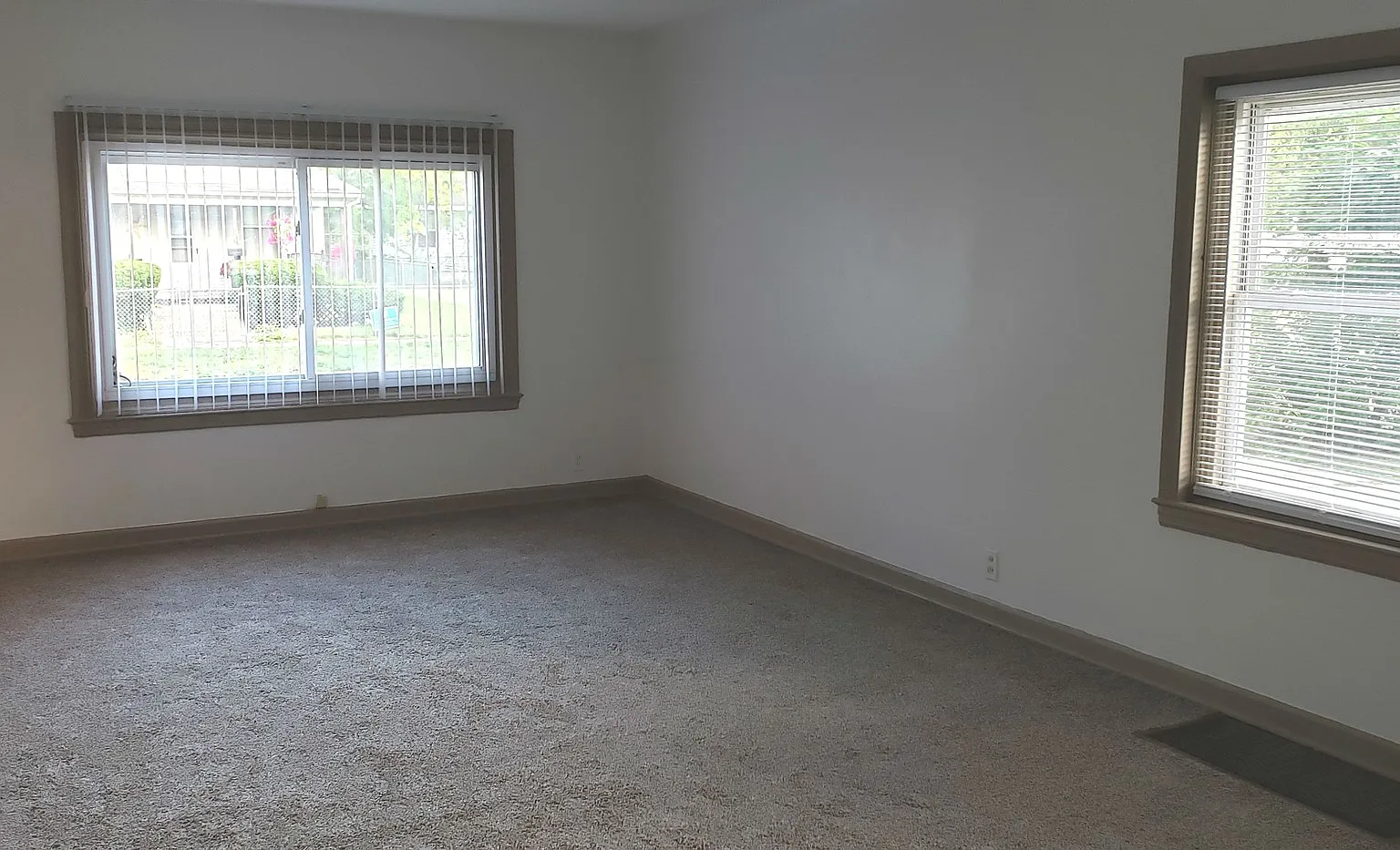 2 Bedroom / 1 Bath House in GREAT Location! — Photo 3