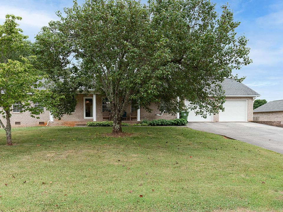 1st image of 409 Hiddenbrook Ln