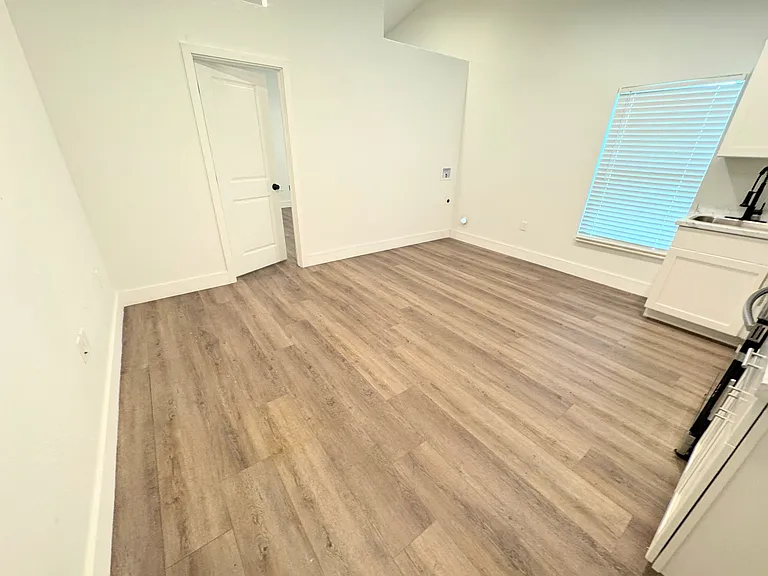 NE 2nd Pl — Photo 2