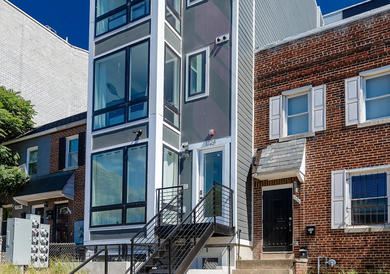 Modern and Stylish 2-Lvl 1-BR Penthouse Apt, Steps to H St — Photo 2