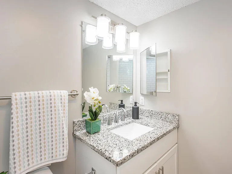 Kingston Pointe Apartments — Photo 29