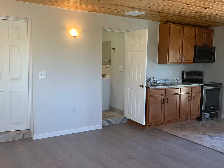 15895 S Golden Rd #B — Photo 4