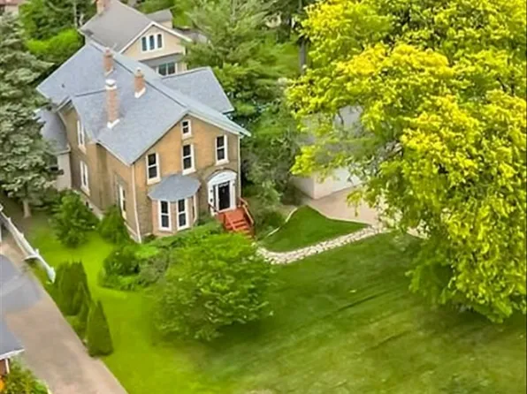 956 South St, Elgin, IL 60123