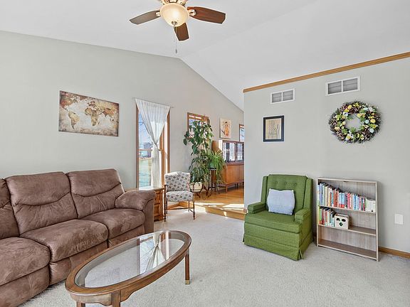 4th image of 639 N Woods Edge Dr