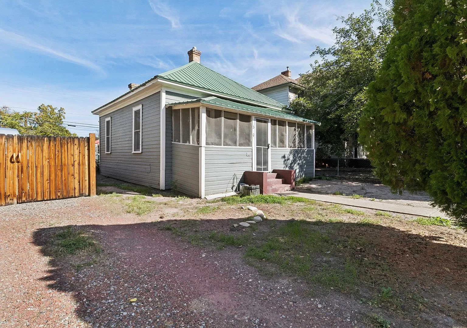Beautiful Downtown 2-bedroom With Private yard — Photo 3