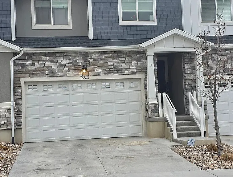 284 N Eaglewood Dr — Photo 1