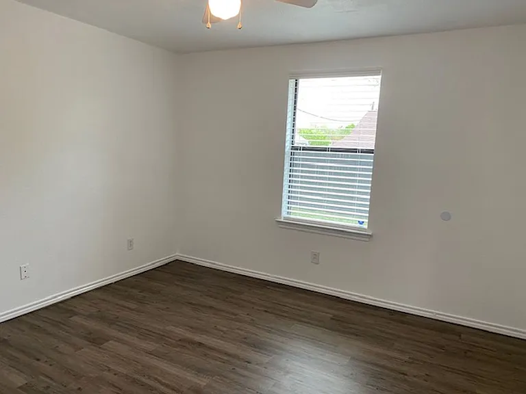 203 W Willow St — Photo 4