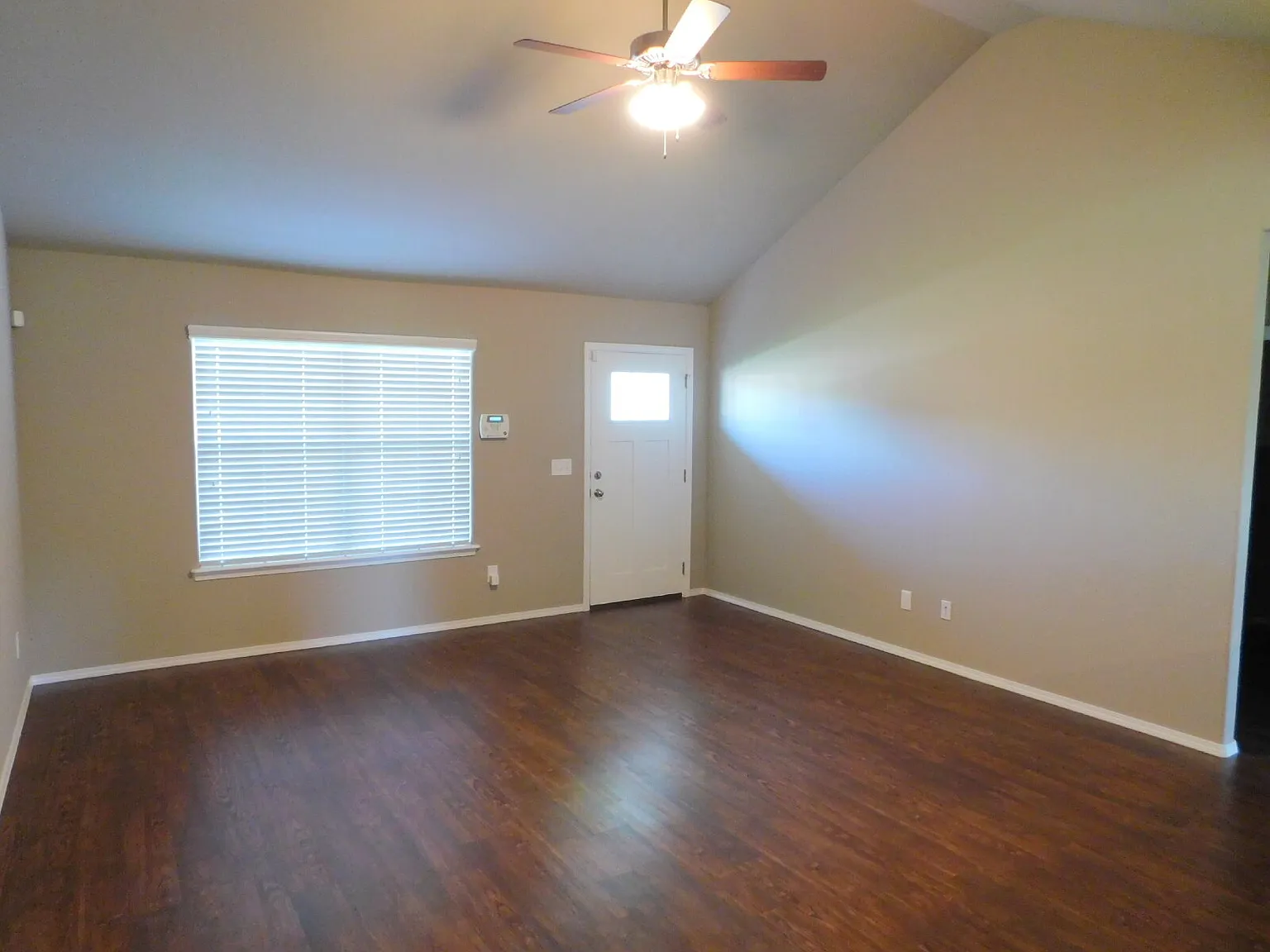 3 bed, 2.0 bath, 1422 sqft, $1,600 — Photo 4