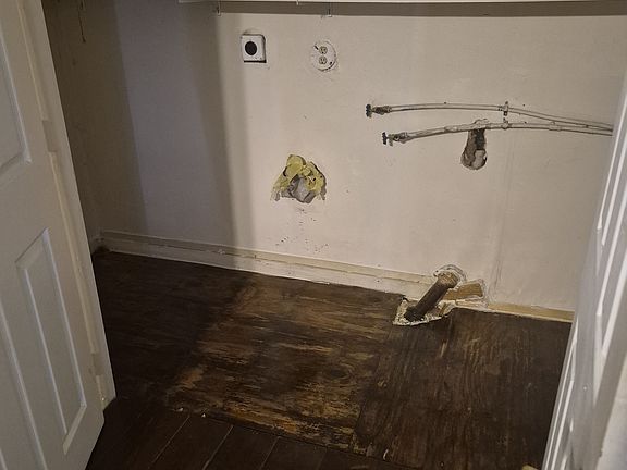 4th image of 301 S Poplar St