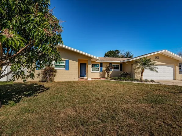 14025 Yacht Club Blvd, Seminole, FL 33776