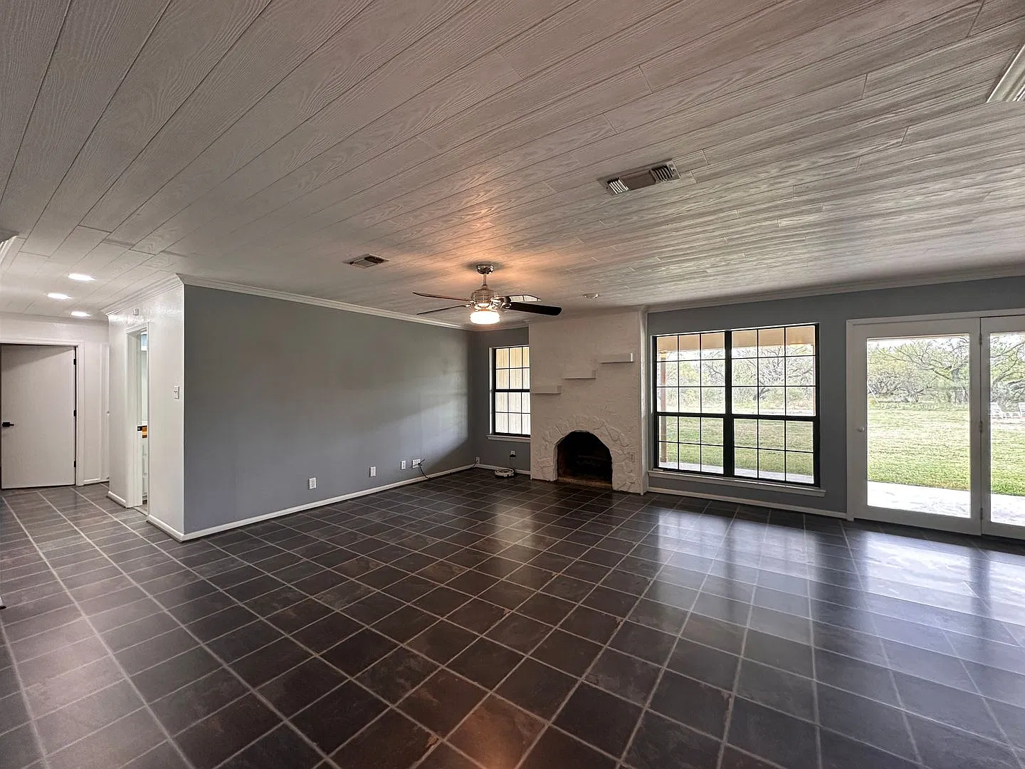 Amazing 4 bedroom home on the edge of town with room to roam — Photo 4