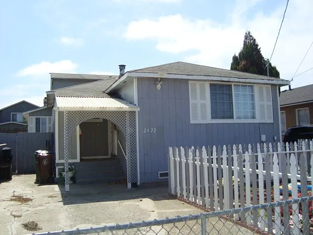 2422 Merritt Ave photo 1