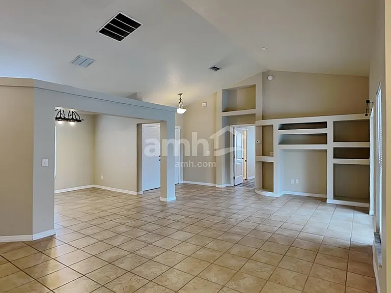 10222 Summer Elm Ave — Photo 4